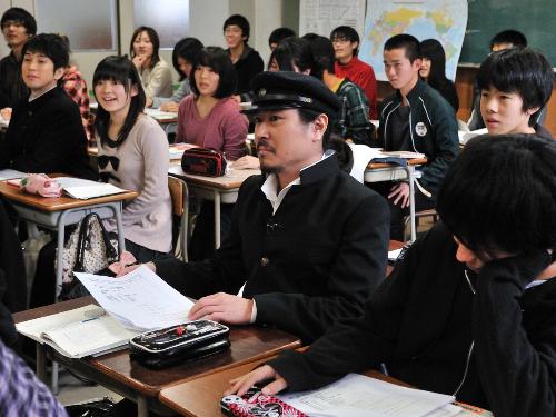 母校の現役生徒とともに学ラン姿で撮影に臨んだ笑い飯・西田