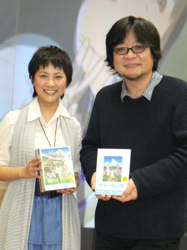 アニメ映画「サマーウォーズ」のブルーレイ、ＤＶＤ発売記念イベントに出席した（左から）谷村美月、細田守監督