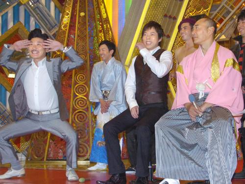 「爆笑レッドカーペット」のＤＶＤ発売記念会見に登場した（前列左から）世界のナベアツ、今田耕司、高橋克実ら