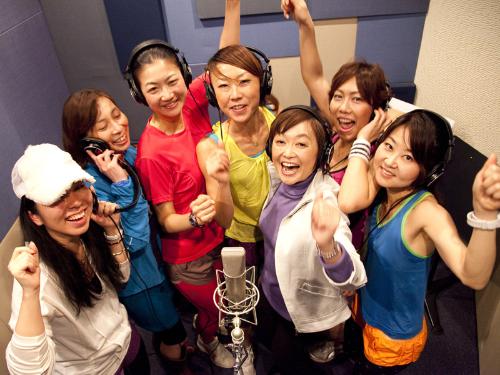 増田明美（前列右から２人目）は初めてのレコーディングで「美ジョガー」らとともにコーラスにも挑戦