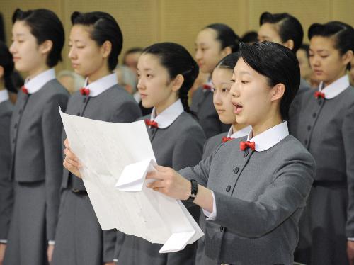 宝塚音楽学校の入学式で答辞を読む新入生総代の林枝里香さん