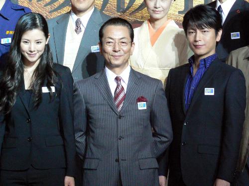 映画「相棒―劇場版２―」の製作発表に出席した（左から）小西真奈美、水谷豊、及川光博