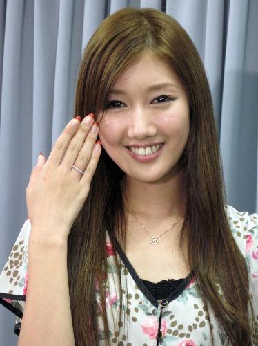 仁科克基との婚約を発表した多岐川華子は婚約指輪を見せ笑顔