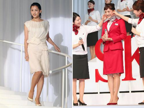 「ＳＫ―２」新キャラクター発表会に純白の衣装で登場した綾瀬はるか（左）。真っ赤な美肌応援隊長のコスチュームも披露（右）