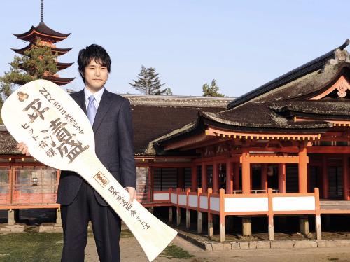 清盛ゆかりの厳島神社を訪れ、２０１２年ＮＨＫ大河ドラマの成功を祈願する主演の松山ケンイチ