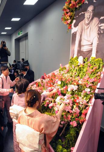 故茂山千之丞さんのお別れの会で献花する女性ら