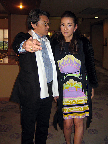 甲府市内での映画祭に、冨田リカとともに出席した萩原健一