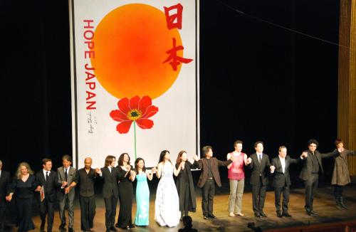 ６日、パリで開かれた「ホープ・ジャパン」の終幕、観衆の拍手に応える出演者ら