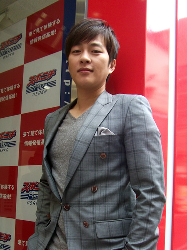韓流スターのパク・クァンヒョンがスポニチプラザ大阪を来訪