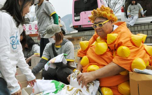 ＫＯＮＩＳＨＩＫＩら避難所でちゃんこ炊き出し