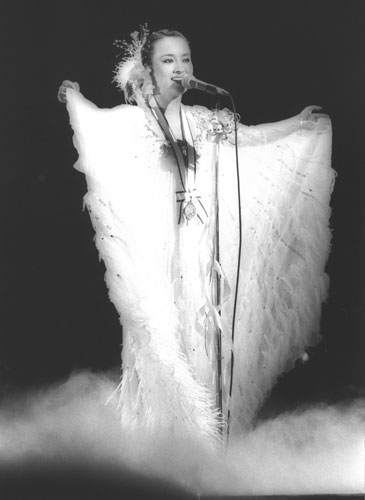 ７９年１２月３１日、レコード大賞で「魅せられて」を歌うジュディ・オング
