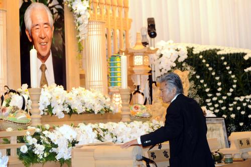 通夜に参列し、棺の中の岡田茂名誉会長の顔を見つめる菅原文太