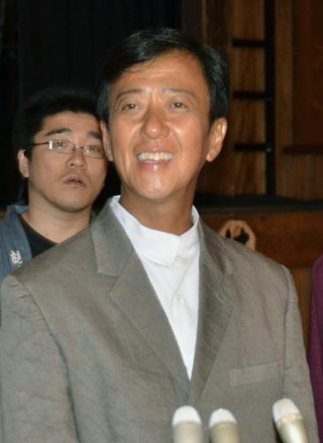 芝居小屋「八千代座」で記者会見する歌舞伎俳優の坂東玉三郎