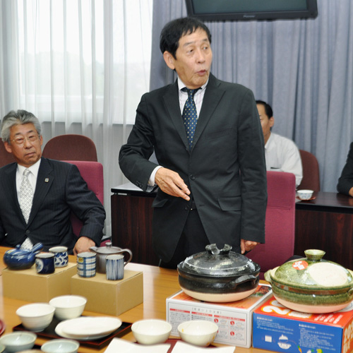 欽ちゃん　万古焼で支援へ　気仙沼に土鍋や食器を寄付