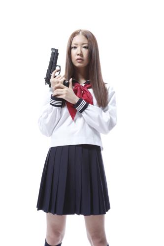 女優の岩田さゆり　拳銃を手にセーラー服姿披露