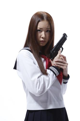 【画像・写真】女優の岩田さゆり　拳銃を手にセーラー服姿披露