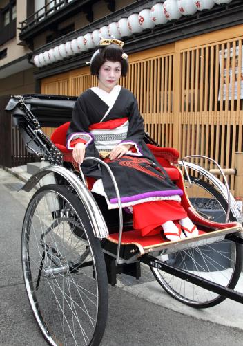 音羽しのぶ　カツラに白塗り、人力車に乗って…