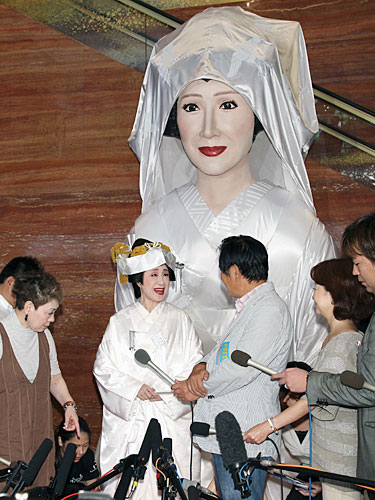 “メガ花嫁”を背に白無垢姿で報道陣の質問に答える小林幸子