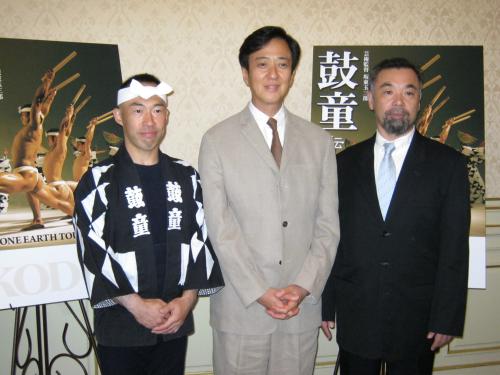 「鼓童」芸術監督に就任する坂東玉三郎（中央）と新代表の見留知弘（左）、現代表の青木孝夫氏
