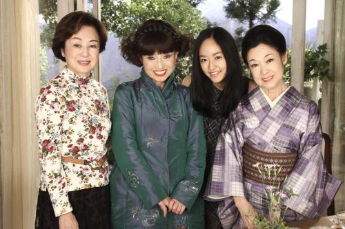 ＮＨＫ連続テレビ小説「おひさま」に出演する（左から）司葉子、黒柳徹子、井上真央、若尾文子