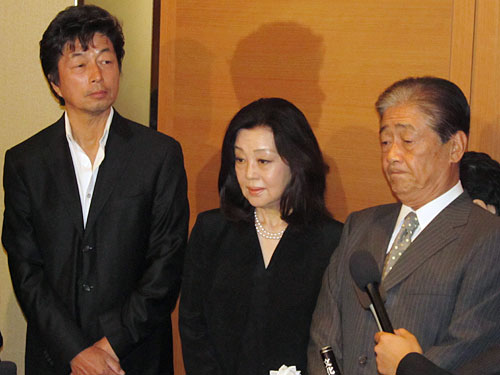 竹脇さんをしのぶ（左から）中村雅俊、長山藍子、関口宏