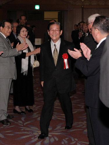 故郷・福岡で開かれた日本喜劇人協会新会長就任を祝う会で、拍手で迎えられる小松政夫
