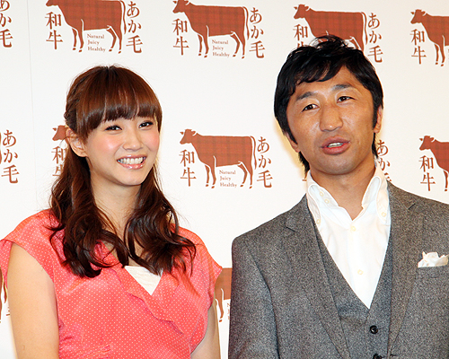 「全日本あか毛和牛協会」記者発表会に登場した藤本美貴（左）と内藤大助