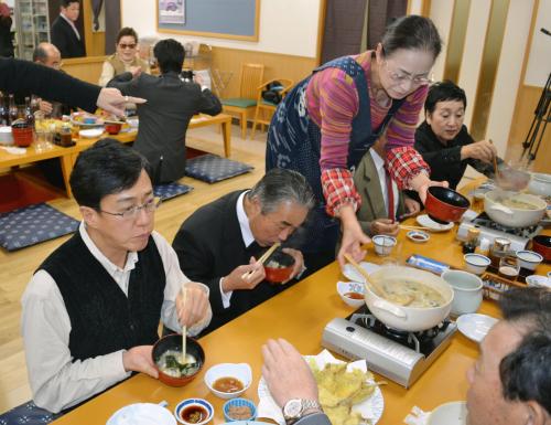 東日本大震災で被災した茨城県北茨城市を訪れ「あんこう鍋」を食べる坂東玉三郎さん（左端）