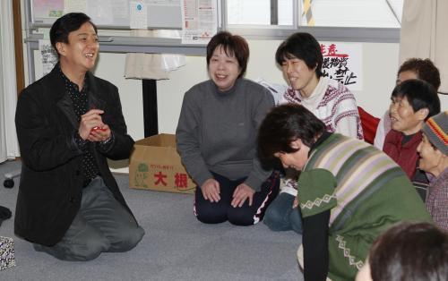 坂東玉三郎が仮設住宅を訪問　避難住民に「応援します」