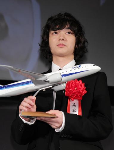 ＜毎日映画コンクール＞副賞の目録代わりにＡＮＡの航空機の模型を手渡される染谷将太