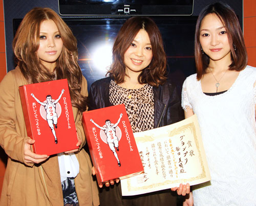 受賞した（左から）準グランプリの西峯佑紀さん、グランプリの谷口美晴さん＝右はイベントを主催した株式会社マイスティンの木村麻衣子社長