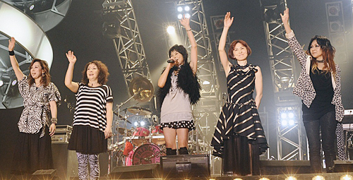 ファンに手を振って応える「プリンセスブリンセス」のメンバー（左から）渡辺敦子、富田京子、岸谷香、今野登茂子、中山加奈子