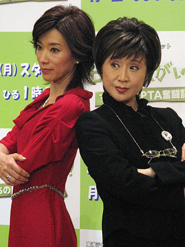 フジテレビ系の昼ドラマ「七人の敵がいる！～ママたちのＰＴＡ奮闘記～」でＰＴＡ委員を熱演する真琴つばさ（左）と小林幸子