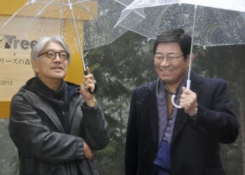 森を視察する森林保全団体「モア・トゥリーズ」代表の坂本龍一（左）と岐阜県の古田肇知事