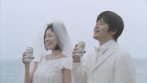 真木よう子＆バカリズム　ＣＭで「しあわせ」新婚夫婦