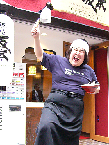 オープンする「麺屋坂本」の前で意気込むガリガリガリクソン