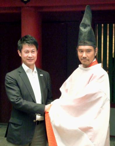 ＮＨＫ大河ドラマ「平清盛」の収録スタジオで、広島県の湯崎英彦知事（左）と握手する主演の松山ケンイチ