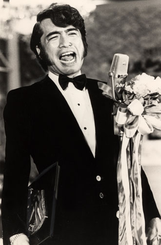 ７１年１２月３１日、第１３回日本レコード大賞で「また逢う日まで」を熱唱する尾崎紀世彦