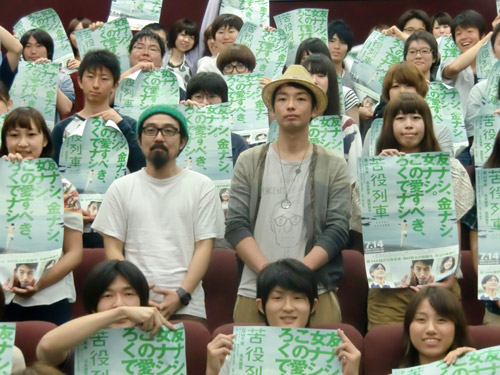山下敦弘監督（中央左）の母校・大阪芸大を訪れ、生徒とともに写真に納まる森山未來（中央右）