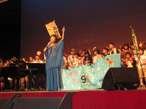 広島で観客８０００人と大合唱するクミコ