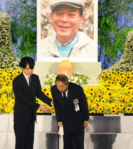 地井武男さんのお別れの会で、言葉を述べた俳優の田中邦衛（右）と吉岡秀隆