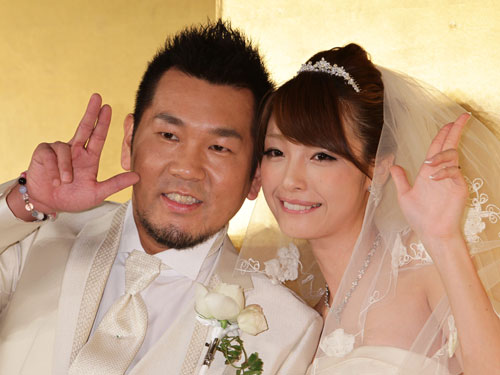第１子となる女児が誕生したことを発表した藤本敏史（左）木下優樹菜夫妻