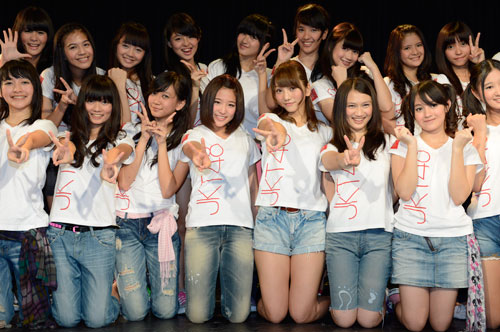 ＪＫＴ４８の公演後に行われたプレスカンファレンスに登場した仲川遥香（中央左）と高城亜樹（中央右）（C）JKT48 Project