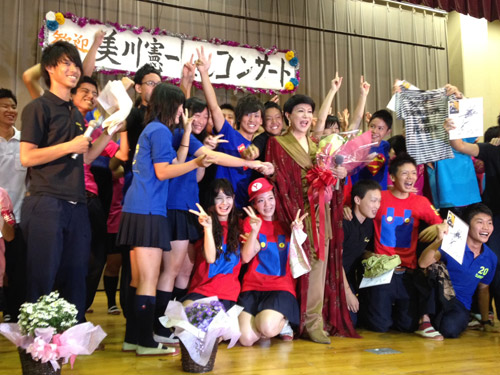 都立葛飾野高校の学園祭で生徒に囲まれる美川憲一