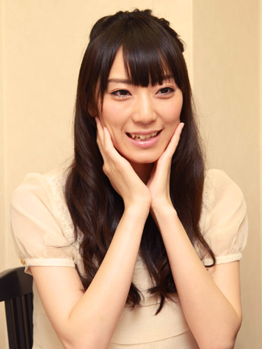 笑顔でインタビューに応じる松井咲子