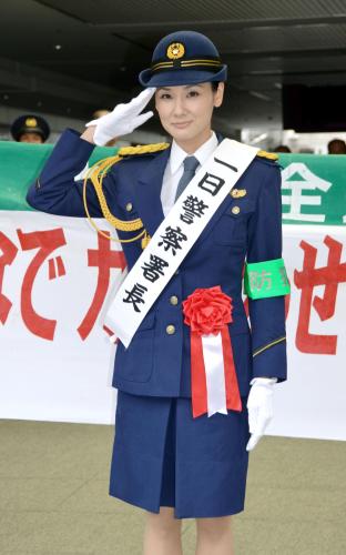 敬礼する、大阪府警南署の一日警察署長に任命された女優の吉田羊