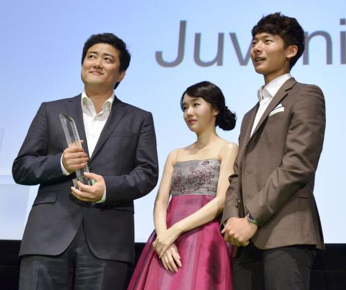 東京国際映画祭コンペティション部門の審査員特別賞に選ばれた韓国映画「未熟な犯罪者」の（左から）カン・イグァン監督、主演女優のイ・ジョンヒョン、最優秀男優賞に選ばれたソ・ヨンジュ