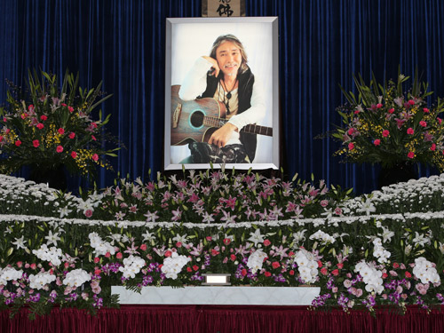 桑名正博さん葬儀　遺影を高く掲げた美勇士　泣きながら父のヒット曲歌う