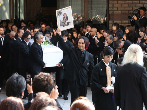 橋下市長も見送り…桑名正博さん、御堂筋“パレード葬”