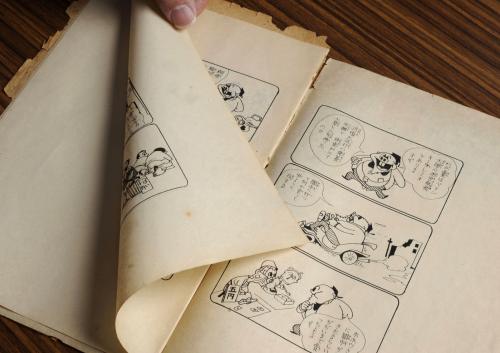 手塚治虫さんの未発表作品。紙の裏表にペンで描かれている＝埼玉県新座市の手塚プロダクション